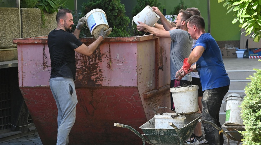 Pomoč še ni končana: "Potreben je še en udarniški dan!" (foto: Žiga Živulovič jr./Bobo)