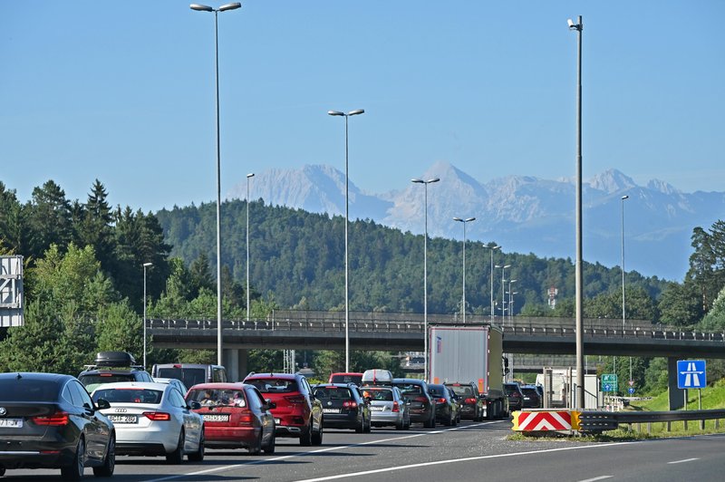 Čez dan je bila večkilometrska kolona vozil tudi na cesti Lesce-Bled, prav tako je zgoščen promet na obalnih cestah.