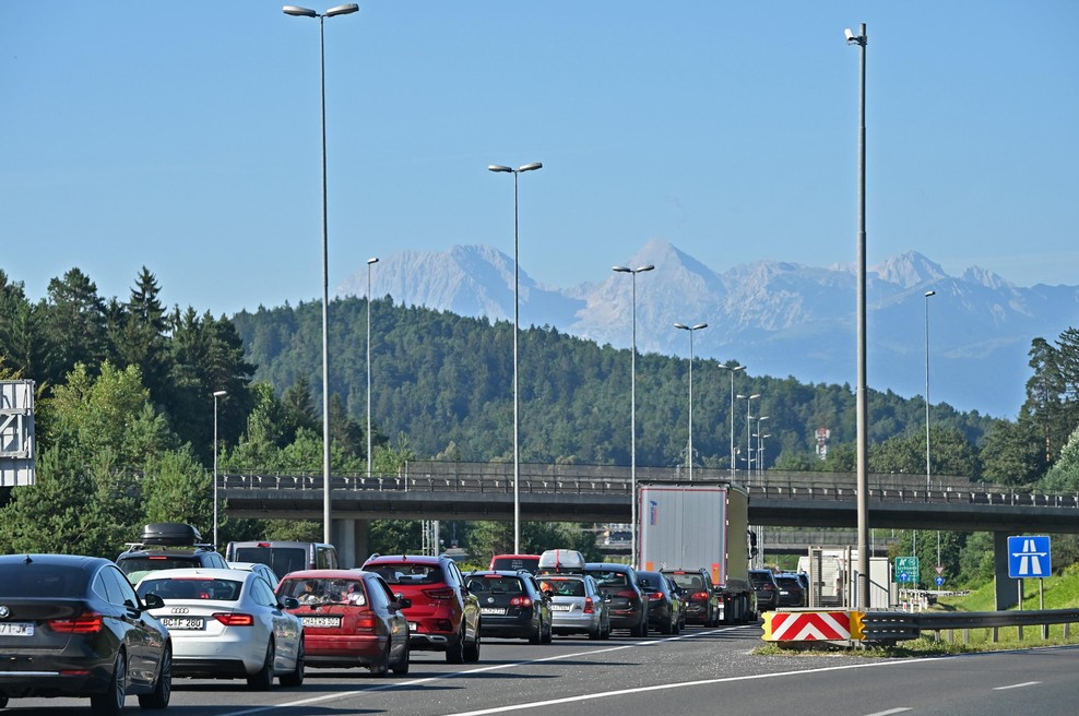 Če se odpravljate na pot, raje še enkrat premislite – kar vas čaka, vam lahko uniči dan! (foto: Žiga Živulovič jr./Bobo)