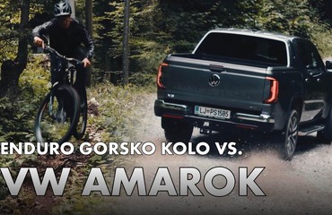 Terenska dirka: Novi Volkswagen Amarok proti enduro gorskemu kolesu!