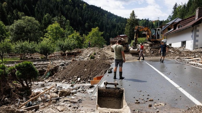 Številne ceste na poplavljenih območjih so še vedno neprevozne. (foto: Profimedia)