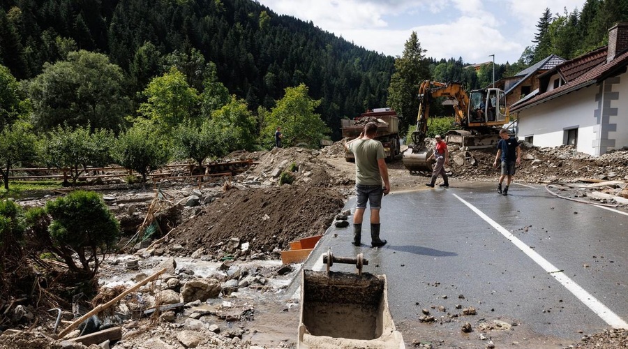 Številne ceste na poplavljenih območjih so še vedno neprevozne. (foto: Profimedia)