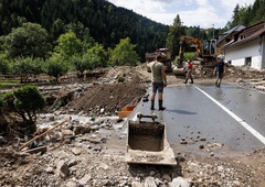 Zgornja Savinjska dolina: številne ceste še vedno neprevozne, iščejo rešitve za družine brez strehe nad glavo