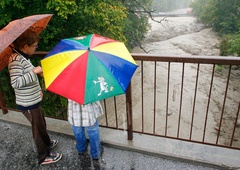 Ali vaši otroci želijo priskočiti na pomoč sovrstnikom po poplavah? Poglejte, kako lahko izkažejo solidarnost
