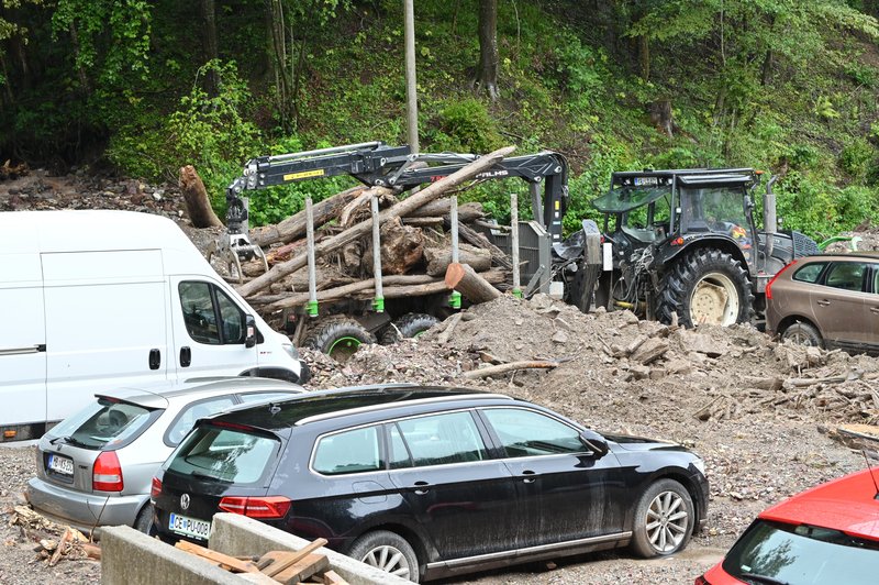 Čiščenje in odstranjevanje materiala po katastrofalnih poplavah.