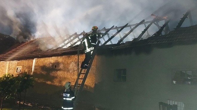 Grozljivo: ognjeni zublji uničili dom petčlanske družine, dve osebi poškodovani (foto: Facebook/PGD Bogojina)