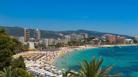 Grozljivka v znanem resortu: 18-letnico posililo šest turistov, 17-letnika spolno nadlegoval taksist ...