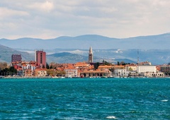 Jutranja skrivnostna smrt v Kopru: mladenič padel s tretjega nadstropja, poškodbe so bile usodne