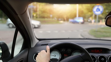 Sebičnost ali iznajdljivost? Ta posnetek voznika v krožišču je razdelil splet