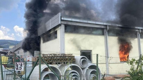 Kaj je šlo narobe? Požar uničil skladišče znanega trgovca (FOTO)