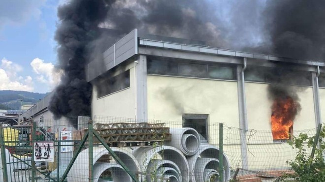 Kaj je šlo narobe? Požar uničil skladišče znanega trgovca (FOTO) (foto: Facebook/PGD Rogaška Slatina)