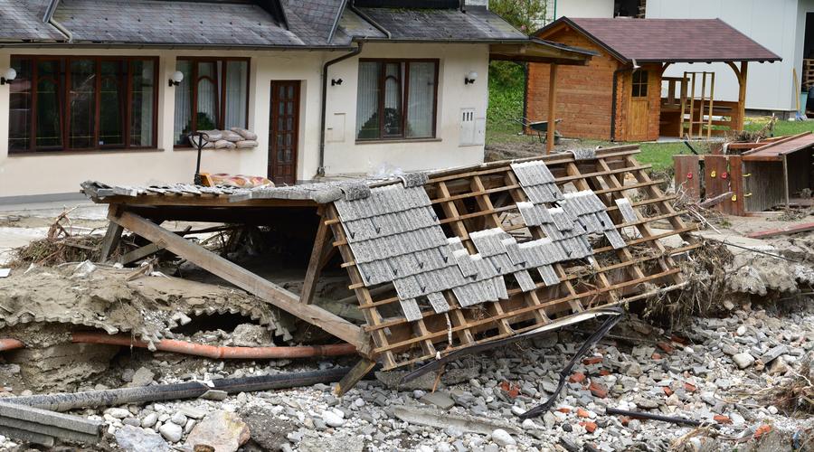 Po razdejanju: od kod bo država črpala sredstva za obnovo? (foto: Igor Kupljenik/Bobo)
