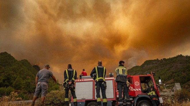 Turistični raj v primežu uničujočih ognjenih zubljev: požar ušel izpod nadzora, prebivalci zapuščajo domove (foto: Profimedia)