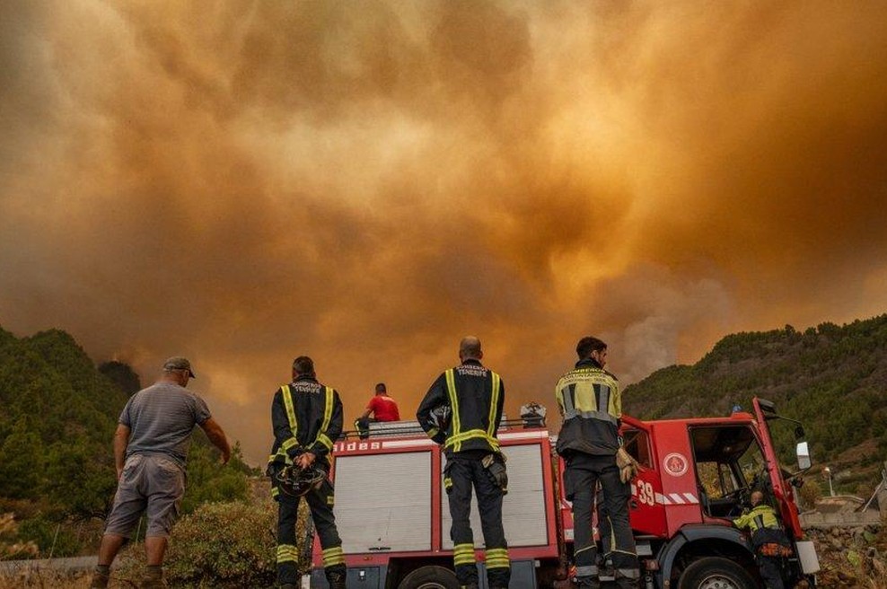 Turistični raj v primežu uničujočih ognjenih zubljev: požar ušel izpod nadzora, prebivalci zapuščajo domove (foto: Profimedia)
