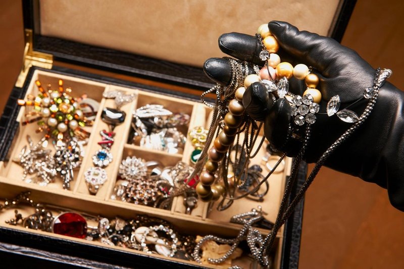 Groza na Obali: z ostrim rezilom nad prodajalki