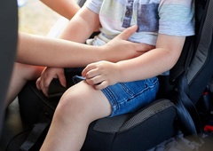 Incident v Celju: očetu se je mudilo v porodnišnico, dveletno hčerko pa pustil v avtomobilu