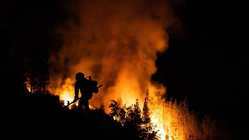 Plameni zajeli otok, ki je močno priljubljen pri Slovencih: evakuirali 2600 ljudi