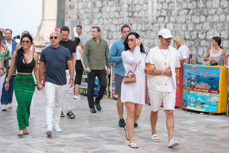 Jeff Bezos z zaročenko in Katy Perry z zaročencem Orlandom Bloomom so fotografi ujeli v Dubrovniku.