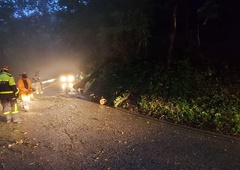 Neurje povzročilo težave na Tolminskem: zaradi plazu ostal ujet avtobus s turisti