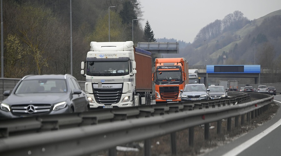 Tudi danes na cestah v mestna središča nastajajo zastoji: vidljivost ponekod zmanjšuje megla (foto: Bobo)