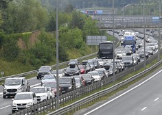 Gneče in zastoji proti Ljubljani: na primorski avtocesti predmet na cestišču ovira promet