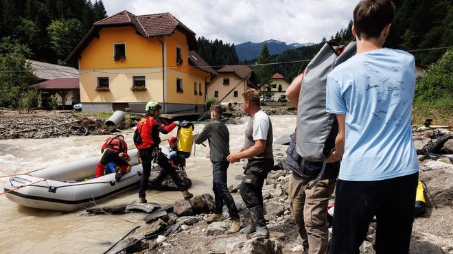 V nesreči niso sami: za žrtve poplav po novem tudi vrednostne kartice (foto: Profimedia)