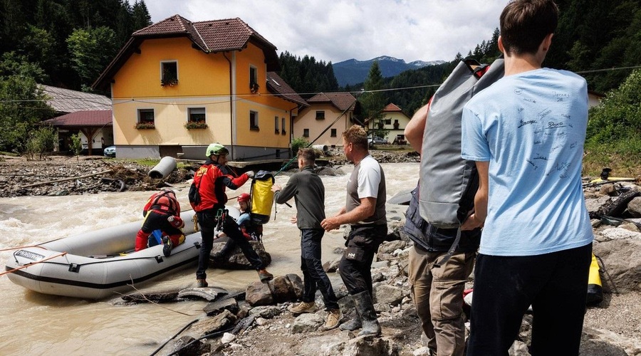 V nesreči niso sami: za žrtve poplav po novem tudi vrednostne kartice (foto: Profimedia)