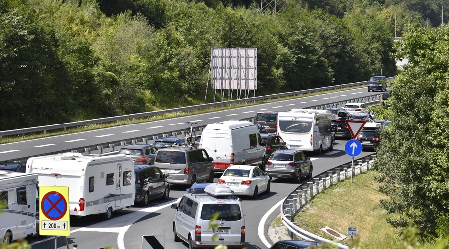 Zaradi živali oviran promet na ljubljanski severni obvoznici (na avtocesti pa tudi daljši zastoj) (foto: Žiga Živulovič jr./Bobo)