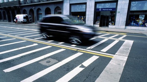 V Ljubljani trčila v motorista in odpeljala naprej, kar pa je hitro obžalovala
