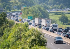 Na slovenski avtocesti že zjutraj dvokilometrski zastoj: promet je oviran tudi ponekod drugod po državi