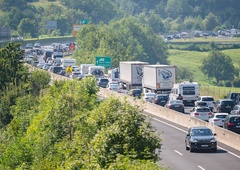 Gneča, da te kap! Prehod Karavanke spet zapirajo, primorska avtocesta nagnetena do konca