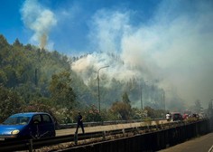 Požari v Grčiji: plameni že v bližini ključnega turističnega mesta
