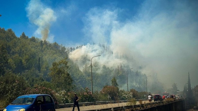 Požari v Grčiji: plameni že v bližini ključnega turističnega mesta (foto: Profimedia)