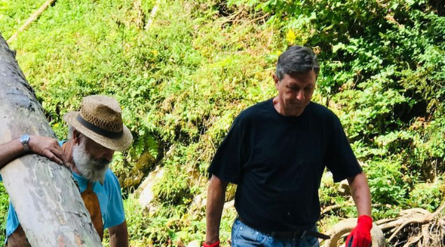 Prostovoljec Pahor v Črni na Koroškem, a tokrat ni bil sam (foto: Instagram/Borut Pahor)