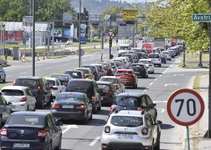 Ob jutranji prometni konici ponekod na slovenskih cestah zastoji (preden greste na pot, preverite še cestne zapore)