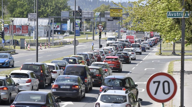 "Zadnje čase kar padem čez Ljubljano": zakaj je nenadoma v središču občutno manj prometa in kje so vsi vozniki? (foto: Žiga Živulovič jr./Bobo)