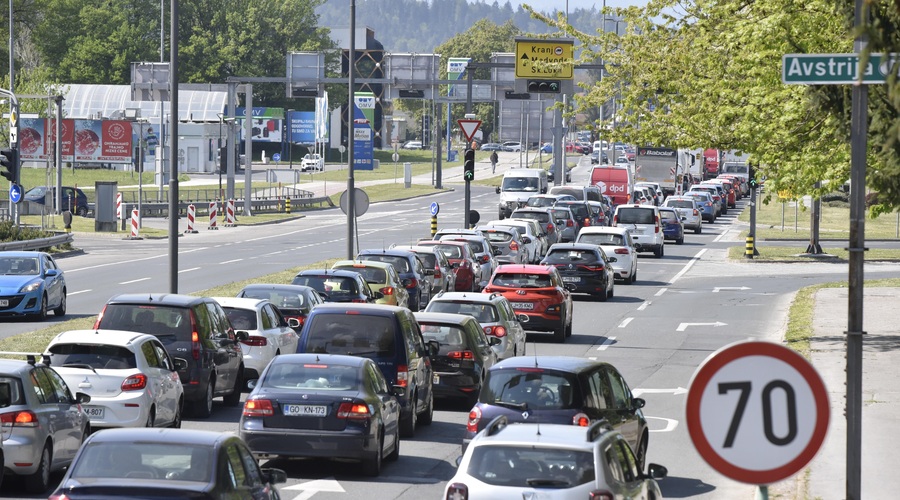 "Zadnje čase kar padem čez Ljubljano": zakaj je nenadoma v središču občutno manj prometa in kje so vsi vozniki? (foto: Žiga Živulovič jr./Bobo)