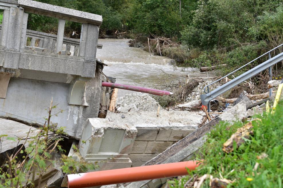 V strugi Kamniške Bistrice so odkrili ročno bombo, v Ljubljani našli minometni mini (foto: Igor Kupljenik/Bobo)