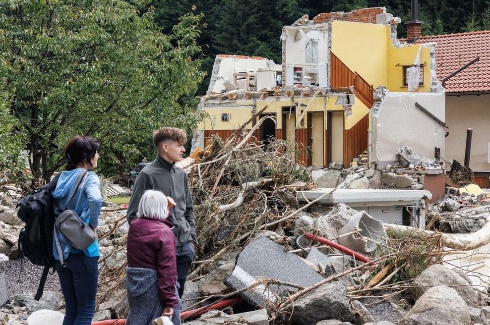Lajšanje stisk žrtev poplav: na teren odhajajo bolničarji in prostovoljci Rdečega križa (foto: Profimedia)