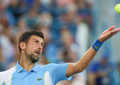 FOTO: Novak Đoković po najtežjem dvoboju v karieri od navdušenja strgal majico s svojega telesa