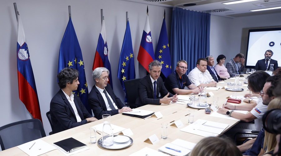 Kakšna farsa: vlada naj bi ugotovila, da je zakon o evidentiranju delovnega časa neizvedljiv (foto: Borut Živulović/Bobo)