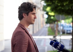 Mesec po sestanku stopil pred mikrofon in povedal, kako vse bo država pomagala prizadetim v poplavah