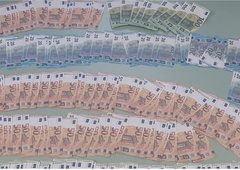 Previdno pri poslovanju z gotovino: pri 18-letniku našli veliko količino ponarejenih bankovcev