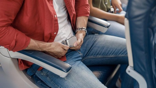 Kje na letalu sedite najraje? Najvarnejši sedeži na letalu so prav tisti sedeži, ki so vam verjetno najmanj prijetni