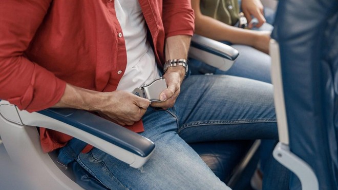 Kje na letalu sedite najraje? Najvarnejši sedeži na letalu so prav tisti sedeži, ki so vam verjetno najmanj prijetni (foto: Profimedia)
