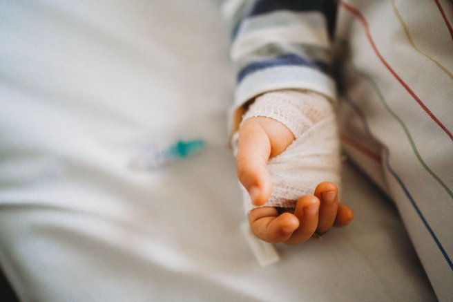 Dveletnico na parkirišču bolnišnice zbilo vozilo: deklica je umrla