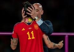 Predsednik španske nogometne zveze komentiral sporni poljub na usta: "Vaš bes je idiotski" (VIDEO)