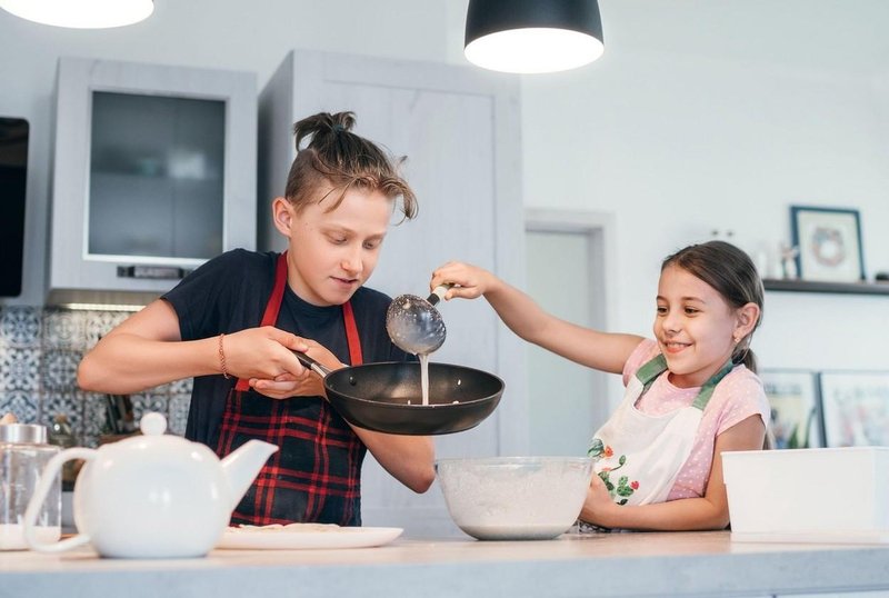 Priprava palačink je tako enostavna, da jih lahko pripravijo tudi otroci.