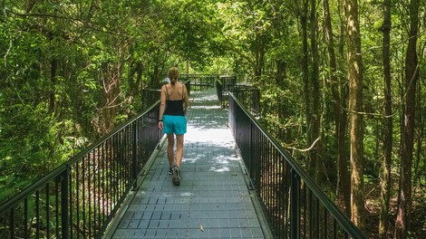 Trend, ki ljudi prisili nazaj v naravo: hodijo na sprehode brez telefona – in pravijo, da jim to spremeni življenje