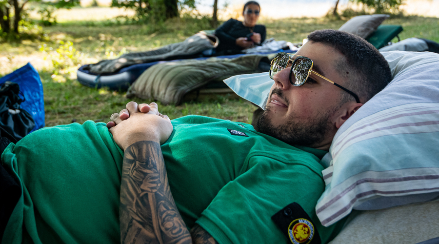 Na bizarnem črnogorskem tekmovanju podrli rekord v ležanju (najvztrajnejši tekmovalci poležavajo že pet dni) (foto: Profimedia)